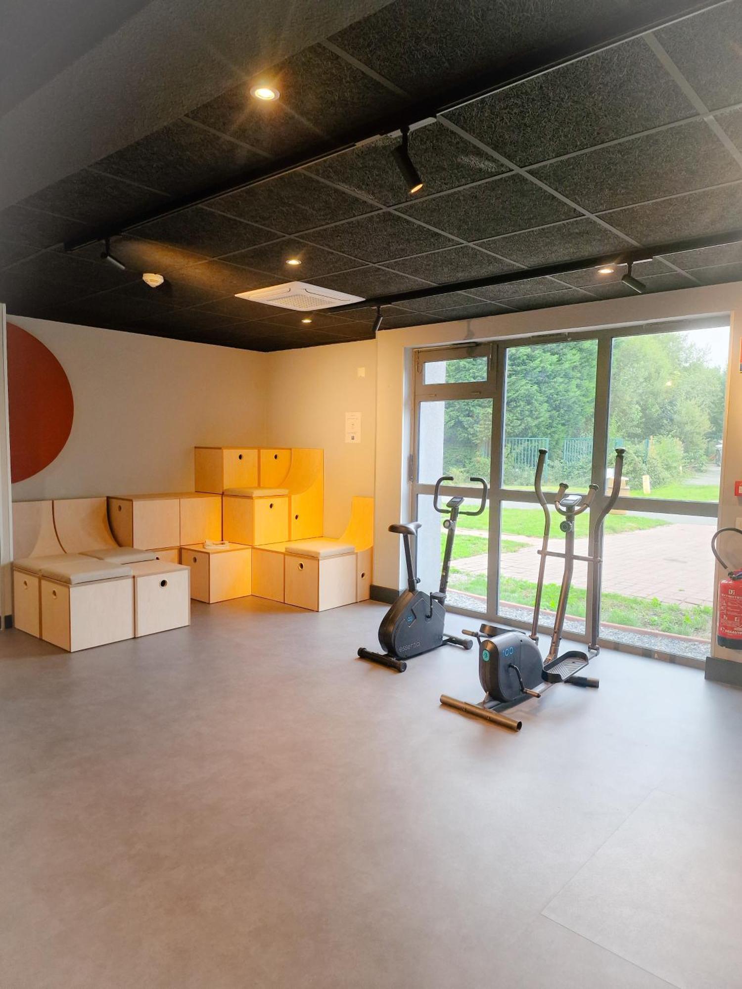 马尔克昂巴勒勒里尔宜必思快捷酒店 马尔康巴勒尔 外观 照片